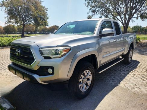 Used 2017 Toyota Tacoma TRD Sport image 3