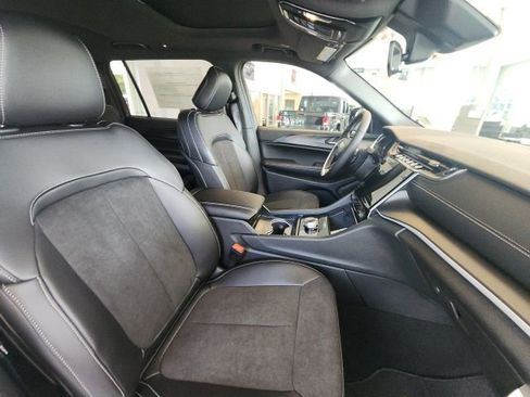 New 2025 Jeep Grand Cherokee L Altitude RWD image 24