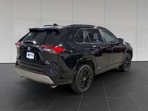 Used 2024 Toyota RAV4 SE w/ Convenience Package image 5
