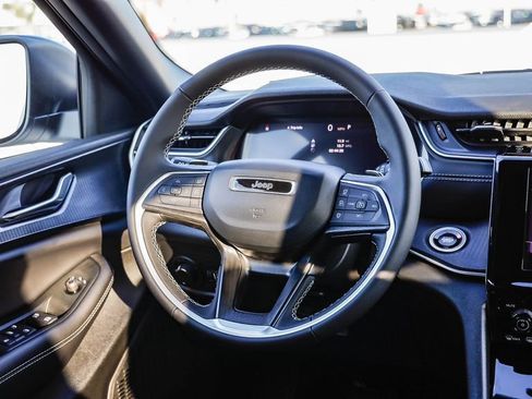 New 2025 Jeep Grand Cherokee L Laredo image 16