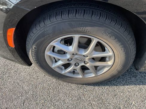 Used 2024 Chrysler Pacifica Touring-L image 5