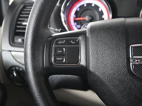 Used 2019 Dodge Grand Caravan SE w/ UConnect Hands-Free Group image 32