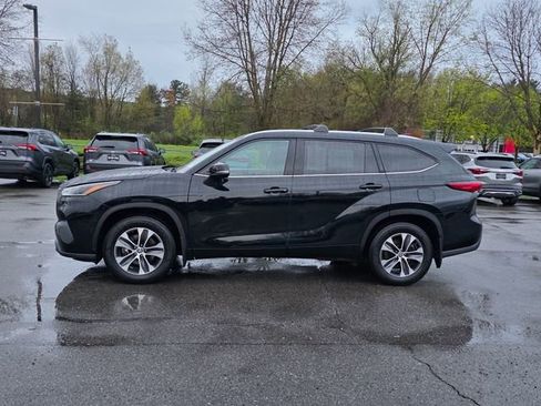 Used 2021 Toyota Highlander XLE AWD/4WD image 5