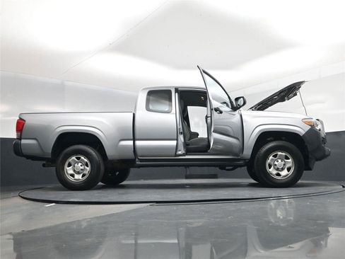 Used 2016 Toyota Tacoma SR image 31