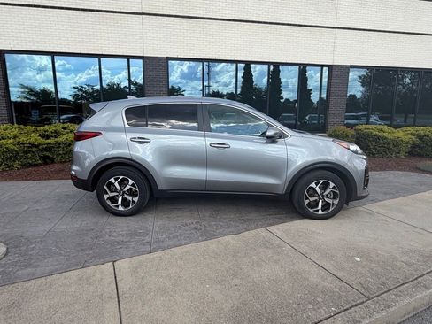 Used 2022 Kia Sportage LX FWD image 2