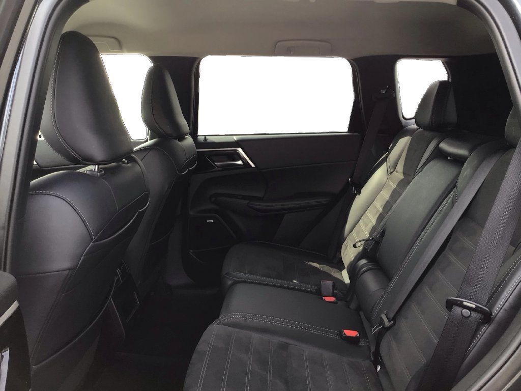 Used 2025 Mitsubishi Outlander AWD image 10