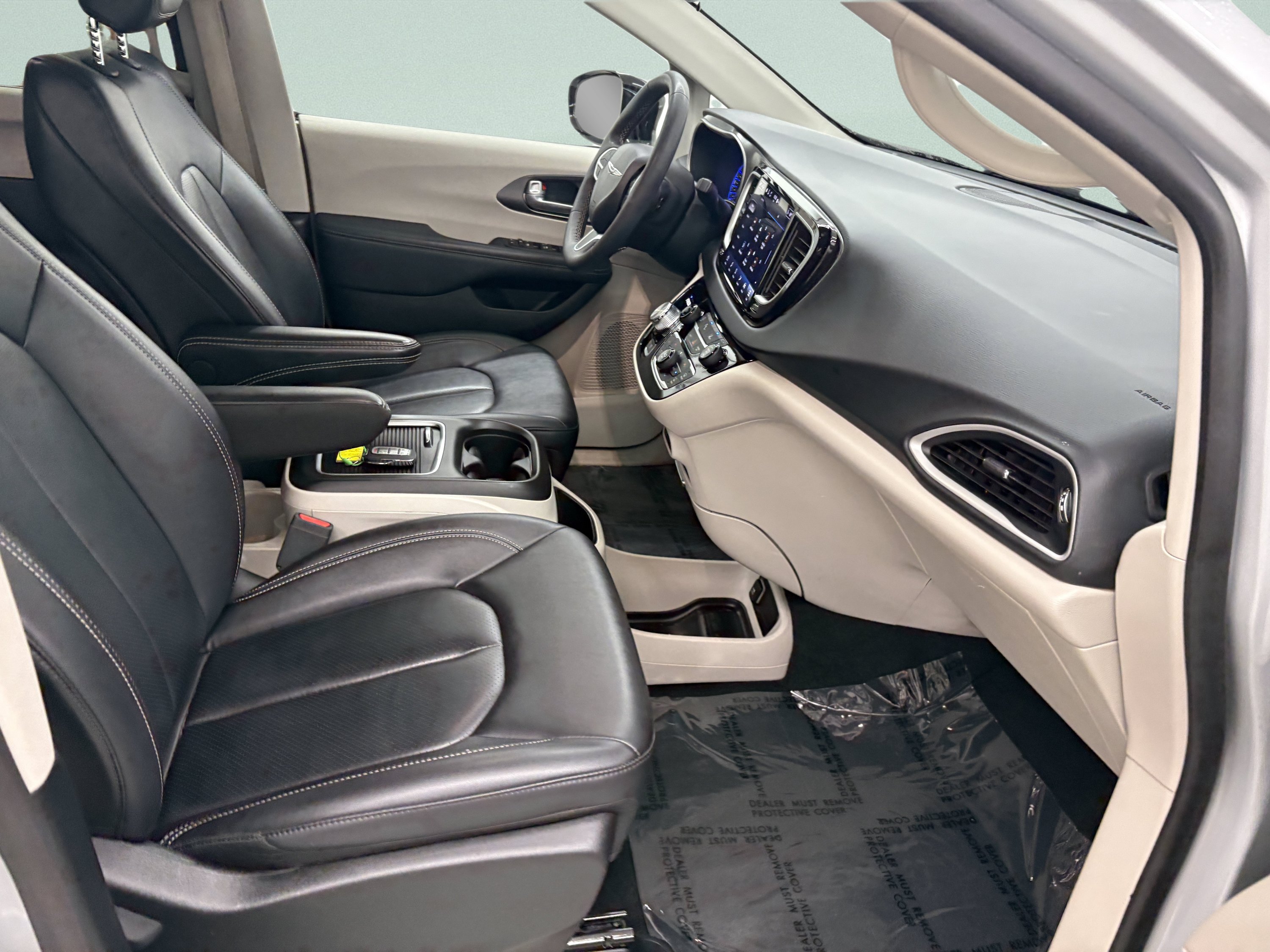 Used 2024 Chrysler Pacifica Touring-L FWD image 23