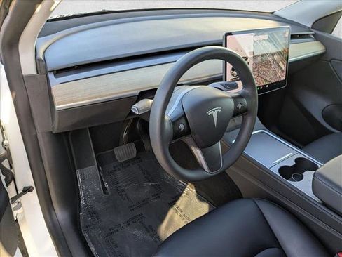 Used 2021 Tesla Model Y Long Range image 10