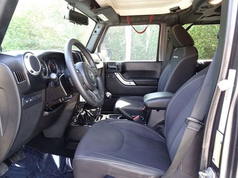 Used 2014 Jeep Wrangler Unlimited Rubicon w/ Connectivity Group AWD/4WD image 8