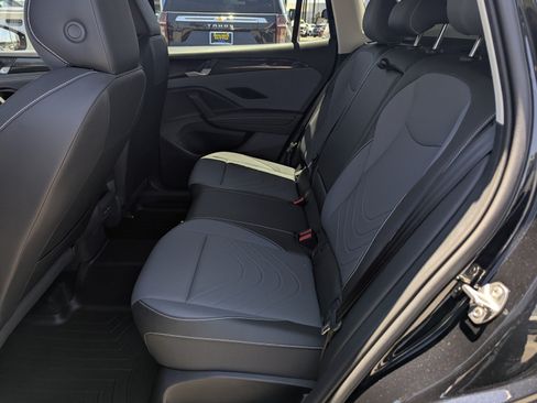 Used 2025 Volkswagen Tiguan SE FWD image 8
