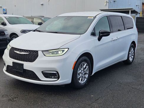 New 2026 Chrysler Pacifica Select image 3