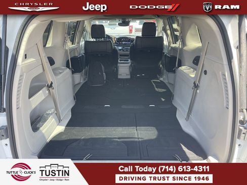 Used 2023 Chrysler Pacifica Limited FWD image 37