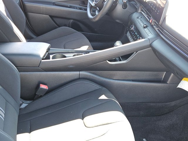 Used 2025 Hyundai Elantra SEL FWD image 19