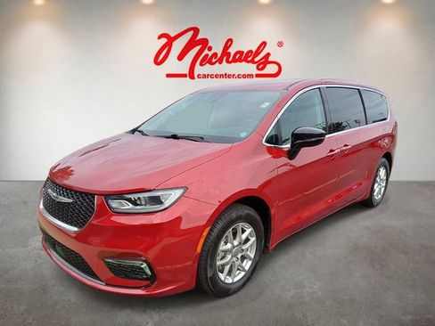 Used 2024 Chrysler Pacifica Touring-L FWD image 3