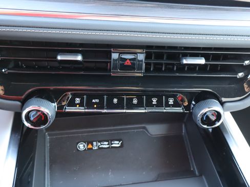 Used 2025 Chevrolet Tahoe Premier AWD/4WD image 31