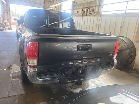 Used 2016 Toyota Tacoma SR5 w/ SR5 Appearance Package (SN) image 8