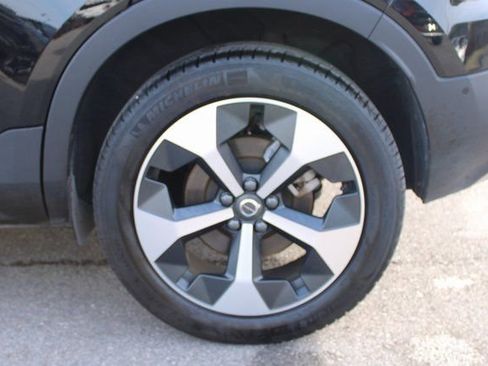 Used 2025 Volvo XC40 B5 Plus image 38