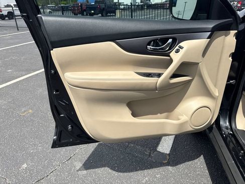 Used 2016 Nissan Rogue S w/ Appearance Package FWD image 11