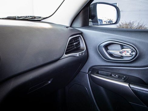 Used 2019 Jeep Cherokee Latitude Plus image 40