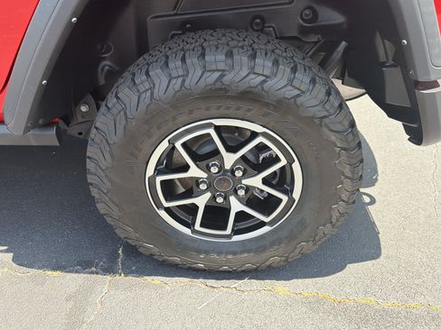 Used 2025 Jeep Wrangler Unlimited Rubicon w/ Convenience Group AWD/4WD image 32