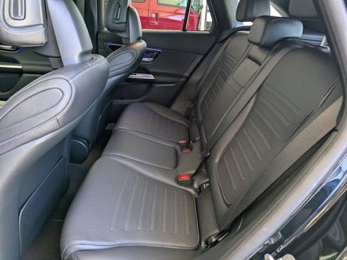 Used 2025 Mercedes-Benz GLC 300 4MATIC image 17