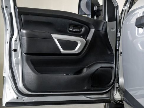 Used 2019 Nissan Titan PRO-4X image 33