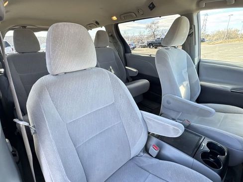 Used 2015 Toyota Sienna LE image 23