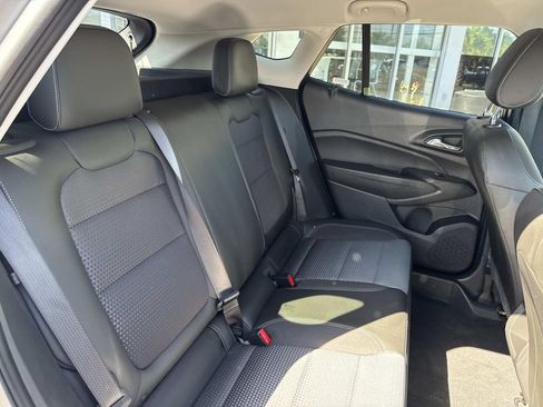 Used 2025 Chevrolet Trax LT w/ LT Convenience Package FWD image 10