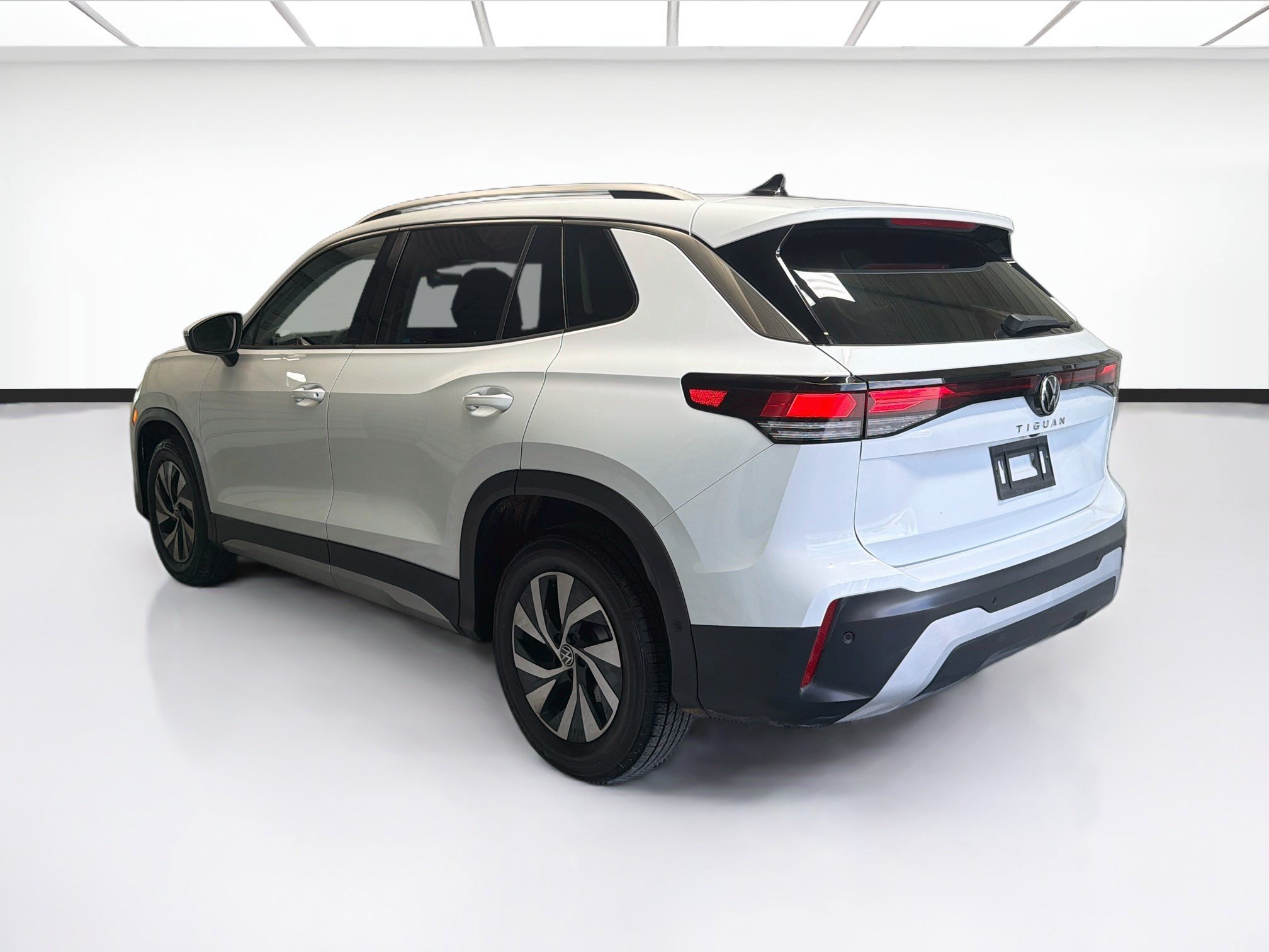 Used 2025 Volkswagen Tiguan S FWD image 6