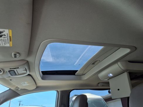 Used 2016 Chrysler Town & Country Touring-L image 2