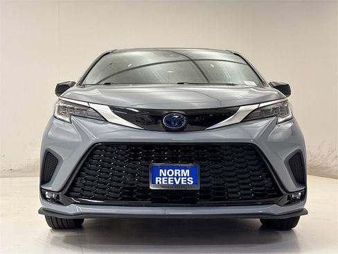 Used 2023 Toyota Sienna XSE image 3