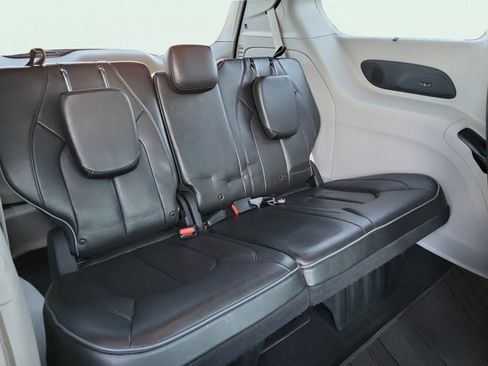 Certified 2019 Chrysler Pacifica Limited image 12