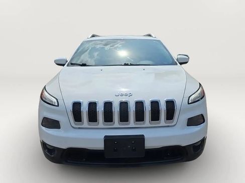 Used 2018 Jeep Cherokee Latitude Plus w/ Cold Weather Group AWD/4WD image 4