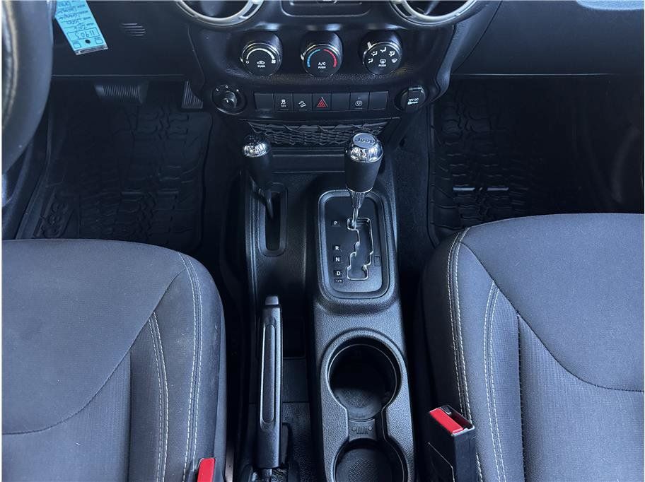 Used 2016 Jeep Wrangler Unlimited Rubicon w/ Connectivity Group AWD/4WD image 18