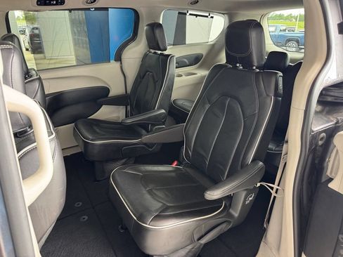 Used 2023 Chrysler Pacifica Limited FWD image 24