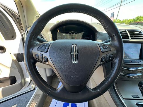 Used 2012 Lincoln MKX FWD image 12