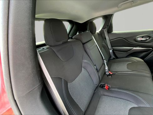 Used 2019 Jeep Cherokee Latitude w/ Popular Appearance Group FWD image 25