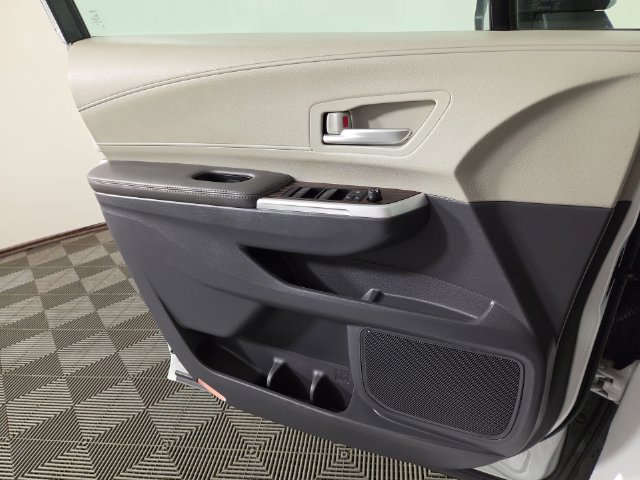 Used 2024 Toyota Sienna XLE FWD image 29