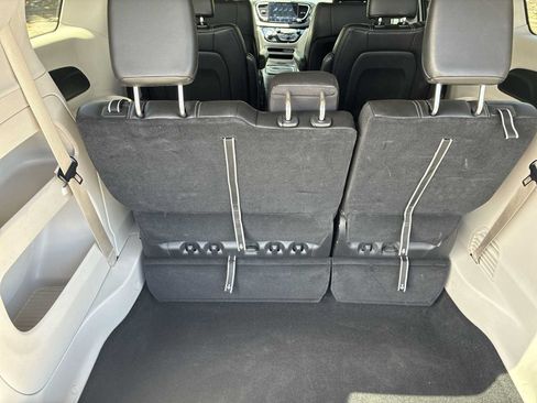 Used 2024 Chrysler Pacifica Touring-L FWD image 19