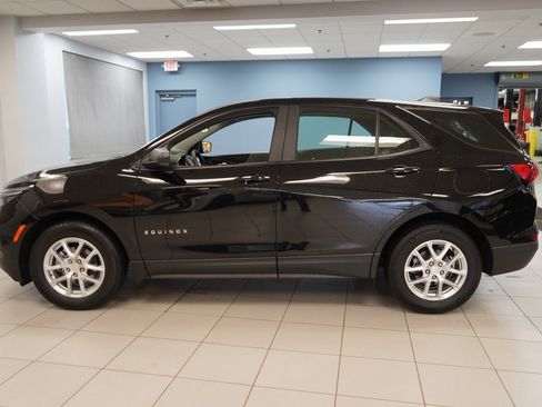 Used 2024 Chevrolet Equinox LS image 2