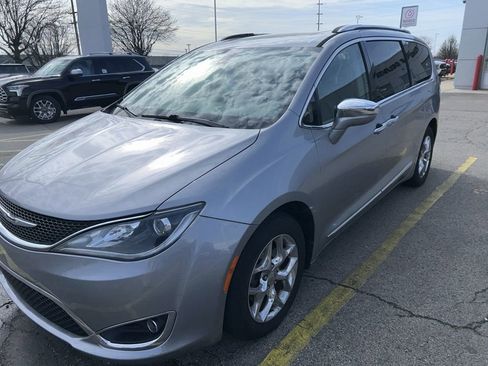 Used 2018 Chrysler Pacifica Limited image 2