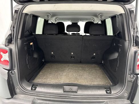 Used 2023 Jeep Renegade Latitude AWD/4WD image 9