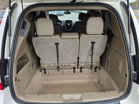 Used 2013 Chrysler Town & Country Touring image 9