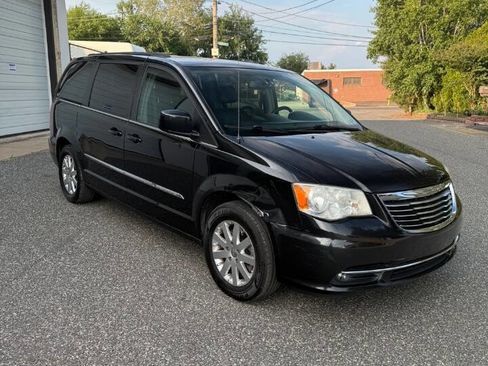 Used 2014 Chrysler Town & Country Touring FWD image 9