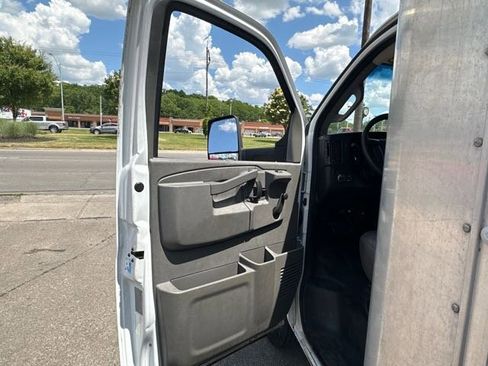 Used 2016 GMC Savana 3500 Extended image 8