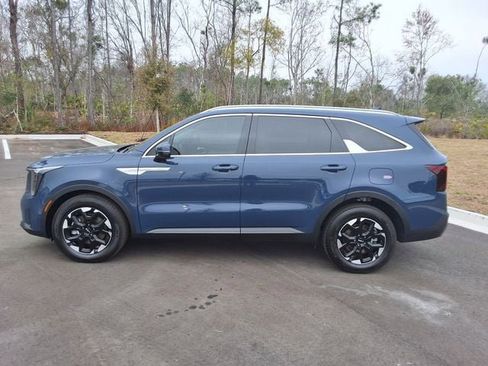 Used 2025 Kia Sorento S image 2