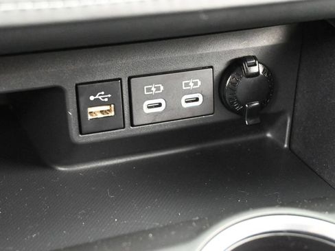 Used 2024 Toyota Highlander XLE AWD/4WD image 12