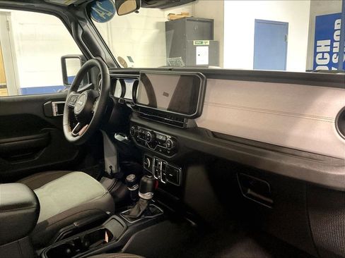Used 2024 Jeep Wrangler Unlimited w/ Convenience Group AWD/4WD image 14