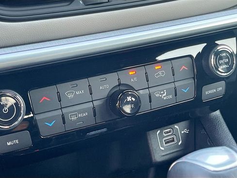 Used 2024 Jeep Compass Limited image 15