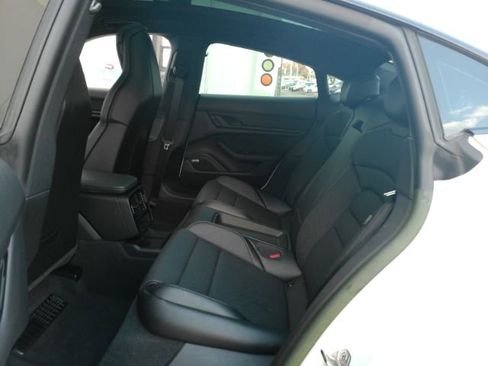 Used 2022 Porsche Taycan image 19
